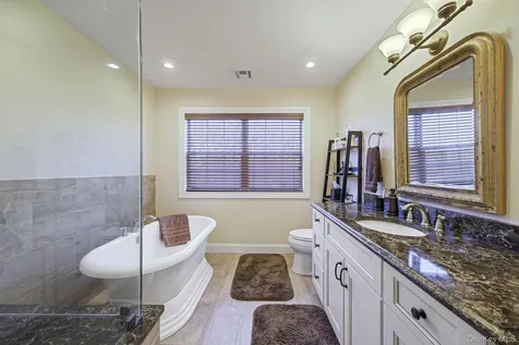 5 Old Neck Court Manorville NY 11949