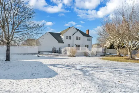 5 Old Neck Court Manorville NY 11949