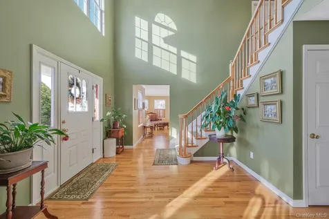 5 Old Neck Court Manorville NY 11949