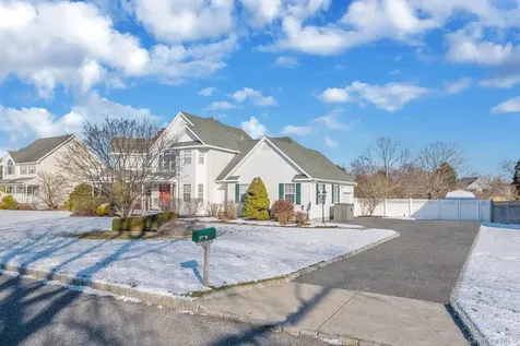 5 Old Neck Court Manorville NY 11949