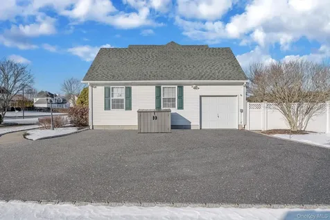 5 Old Neck Court Manorville NY 11949