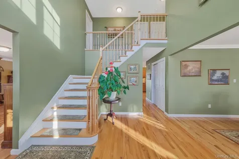 5 Old Neck Court Manorville NY 11949