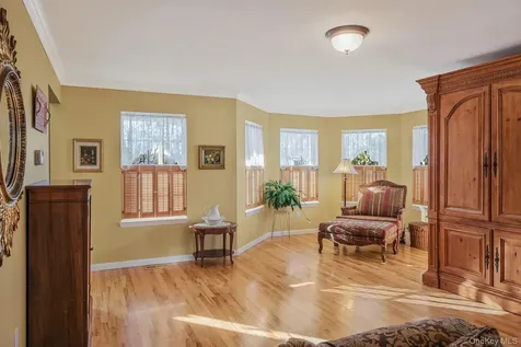 5 Old Neck Court Manorville NY 11949