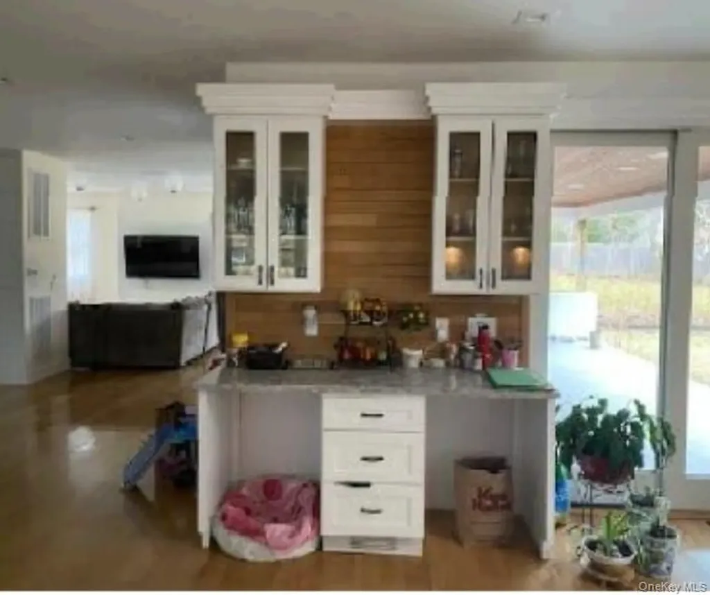 67 Squiretown Road Hampton Bays NY 11946