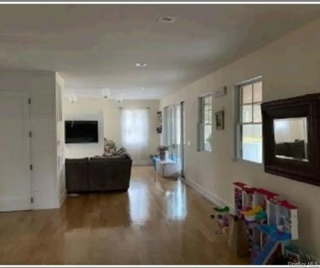 67 Squiretown Road Hampton Bays NY 11946