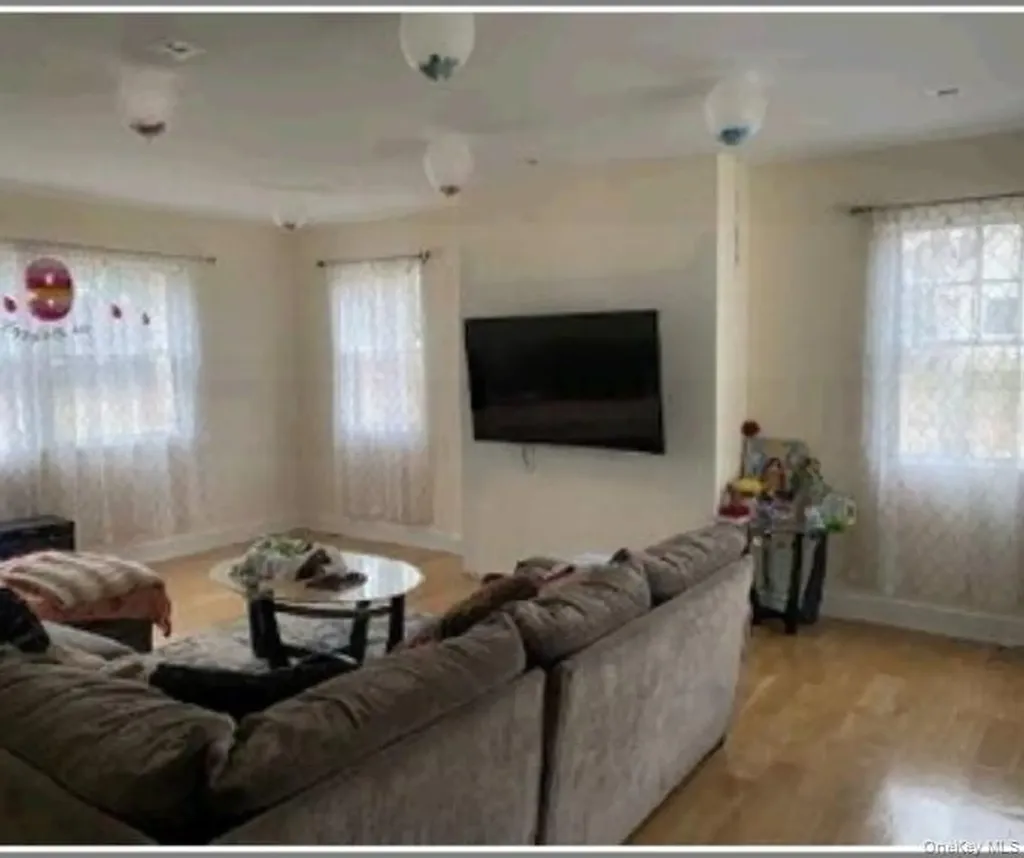 67 Squiretown Road Hampton Bays NY 11946