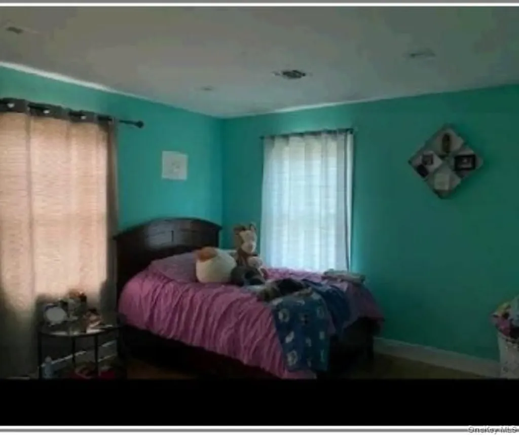 67 Squiretown Road Hampton Bays NY 11946
