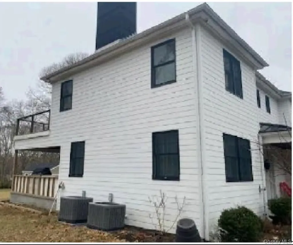 67 Squiretown Road Hampton Bays NY 11946