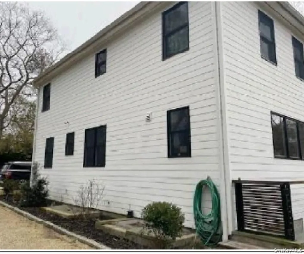 67 Squiretown Road Hampton Bays NY 11946