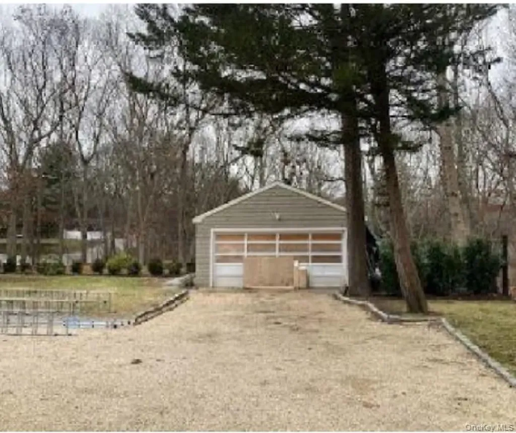 67 Squiretown Road Hampton Bays NY 11946