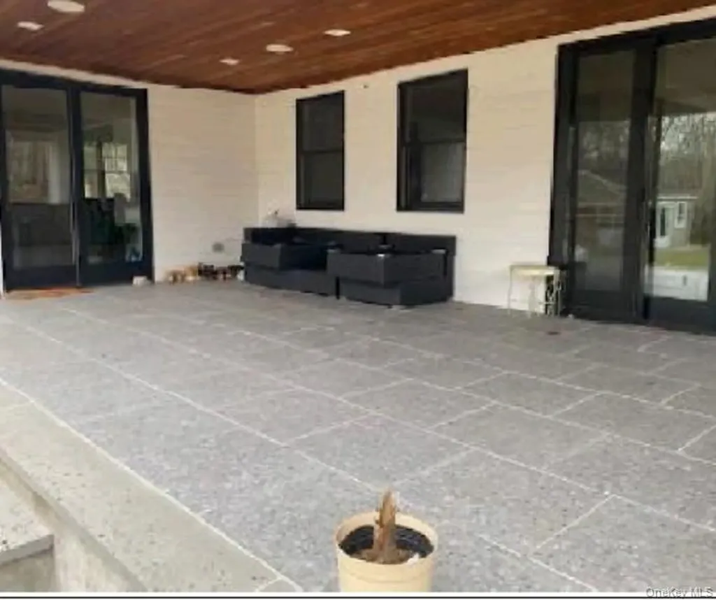 67 Squiretown Road Hampton Bays NY 11946
