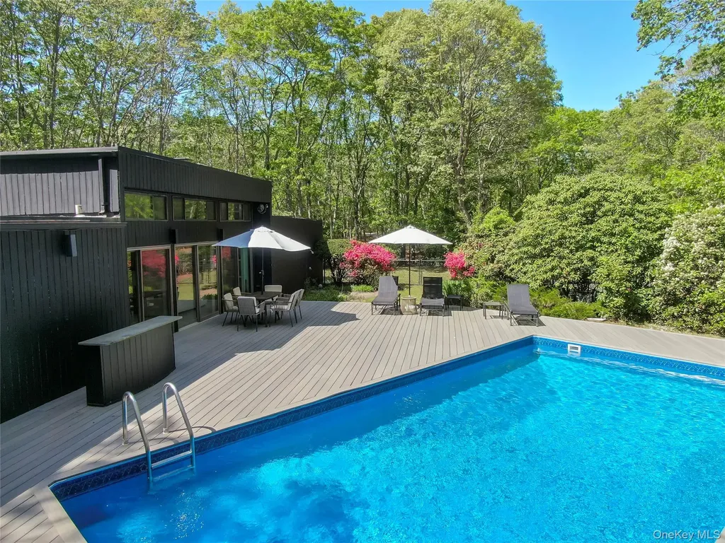 24 N Quarter Road Westhampton NY 11977