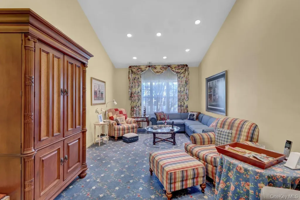 202 Carriage Lane Plainview NY 11803