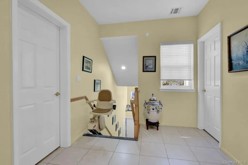202 Carriage Lane Plainview NY 11803