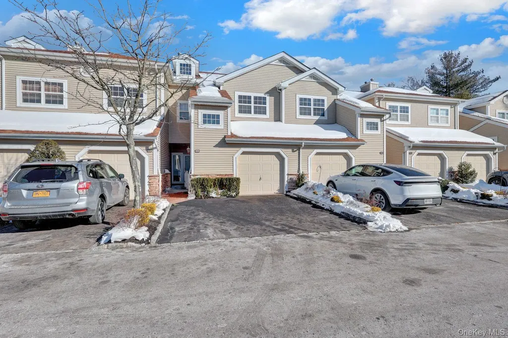 202 Carriage Lane Plainview NY 11803