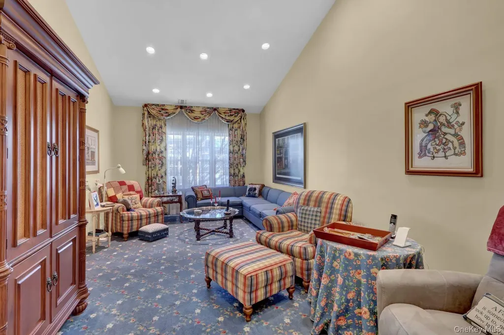 202 Carriage Lane Plainview NY 11803