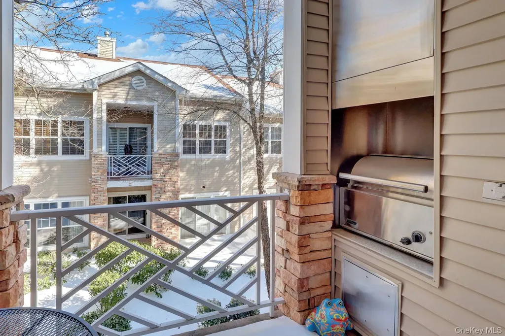 202 Carriage Lane Plainview NY 11803
