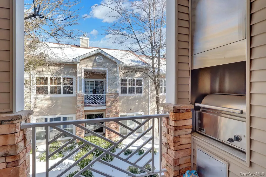202 Carriage Lane Plainview NY 11803
