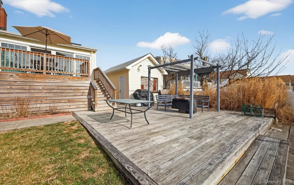 20 Albert Road Amity Harbor NY 11701