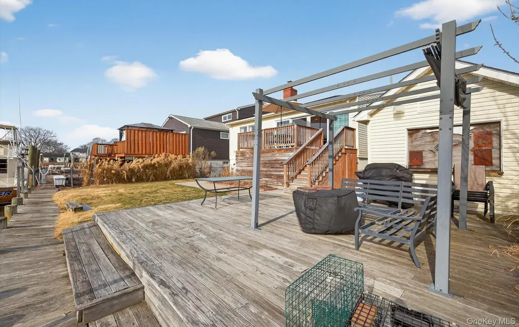 20 Albert Road Amity Harbor NY 11701