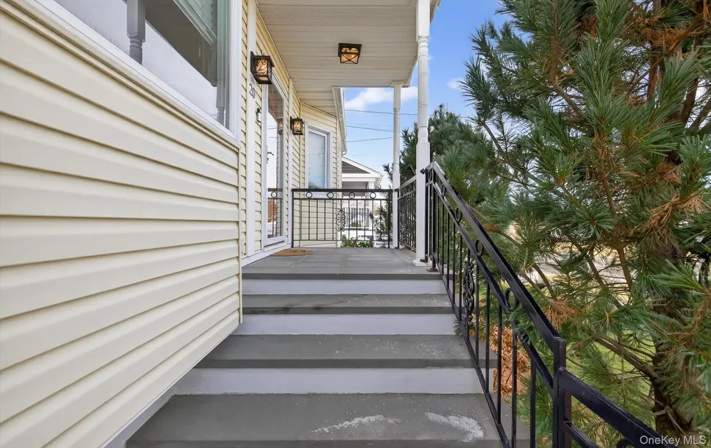 20 Albert Road Amity Harbor NY 11701