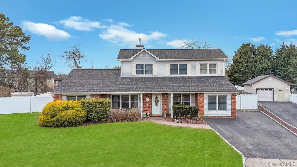 40 Sequoia Way Holbrook NY 11741