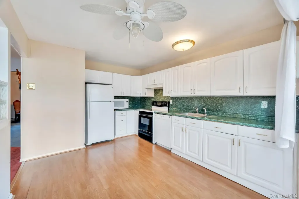 40 Sequoia Way Holbrook NY 11741