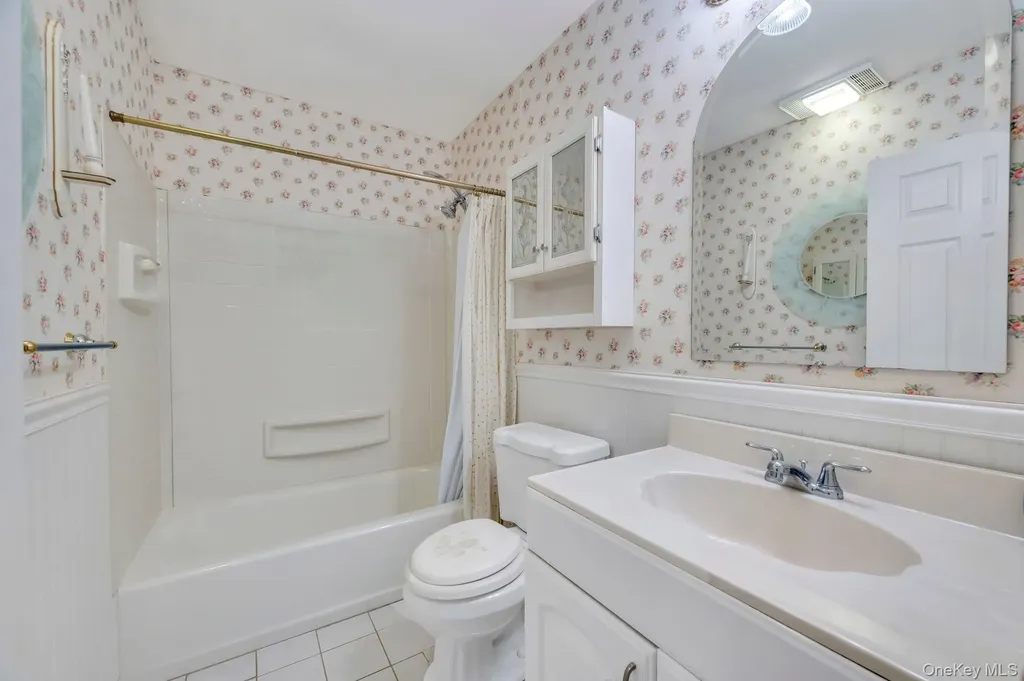 40 Sequoia Way Holbrook NY 11741