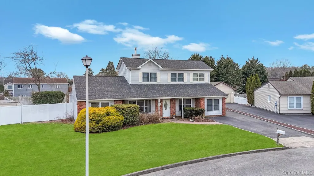 40 Sequoia Way Holbrook NY 11741