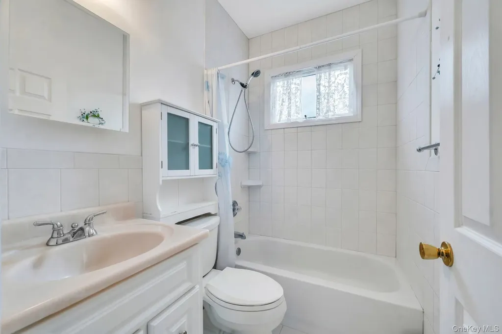 40 Sequoia Way Holbrook NY 11741
