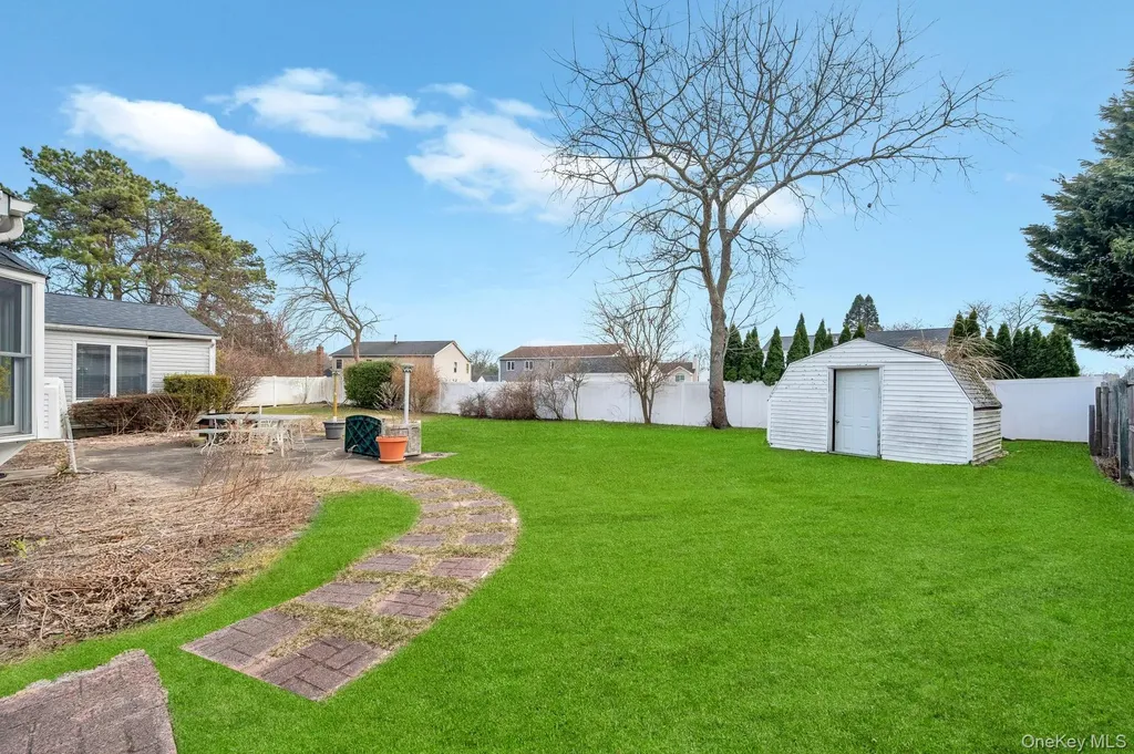 40 Sequoia Way Holbrook NY 11741