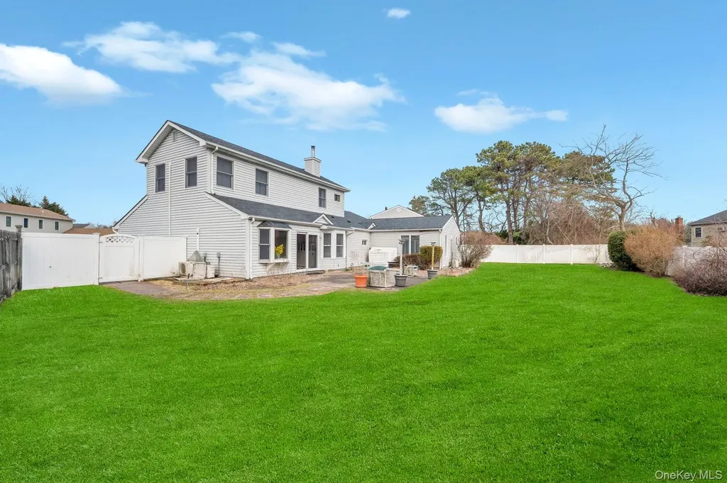 40 Sequoia Way Holbrook NY 11741