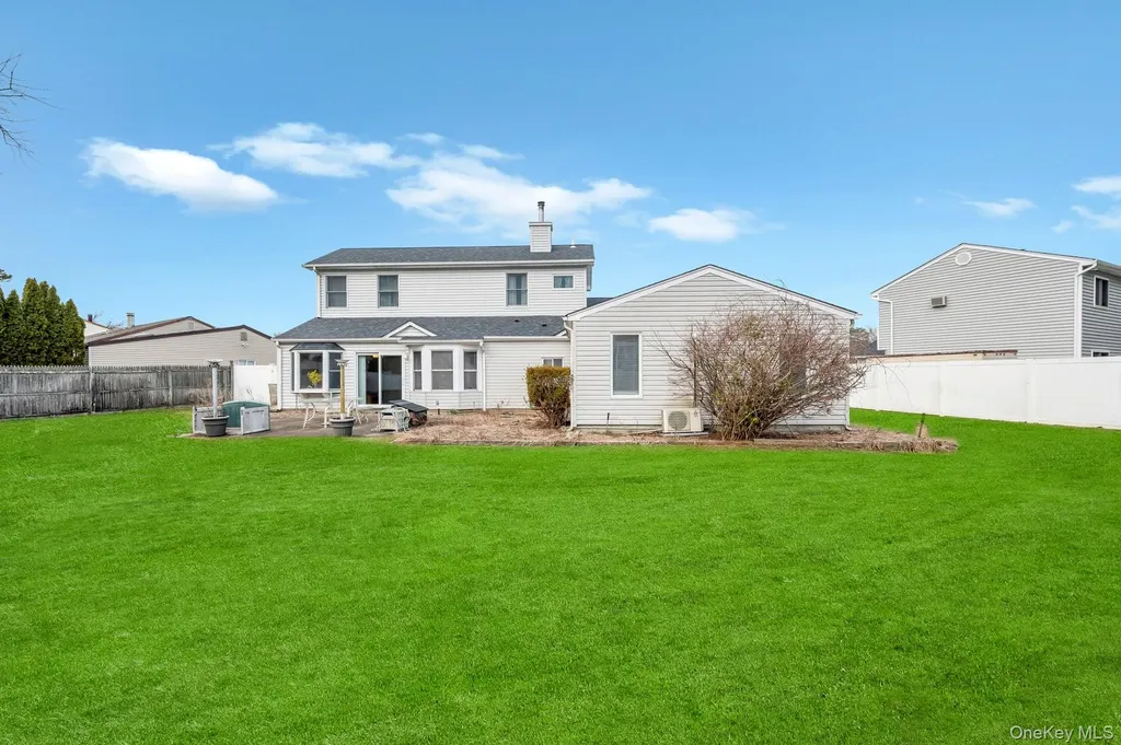 40 Sequoia Way Holbrook NY 11741