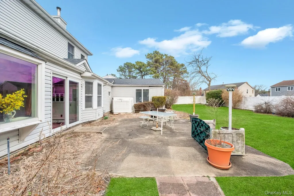40 Sequoia Way Holbrook NY 11741