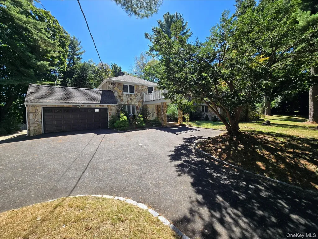 32 Valley Road Old Westbury NY 11568