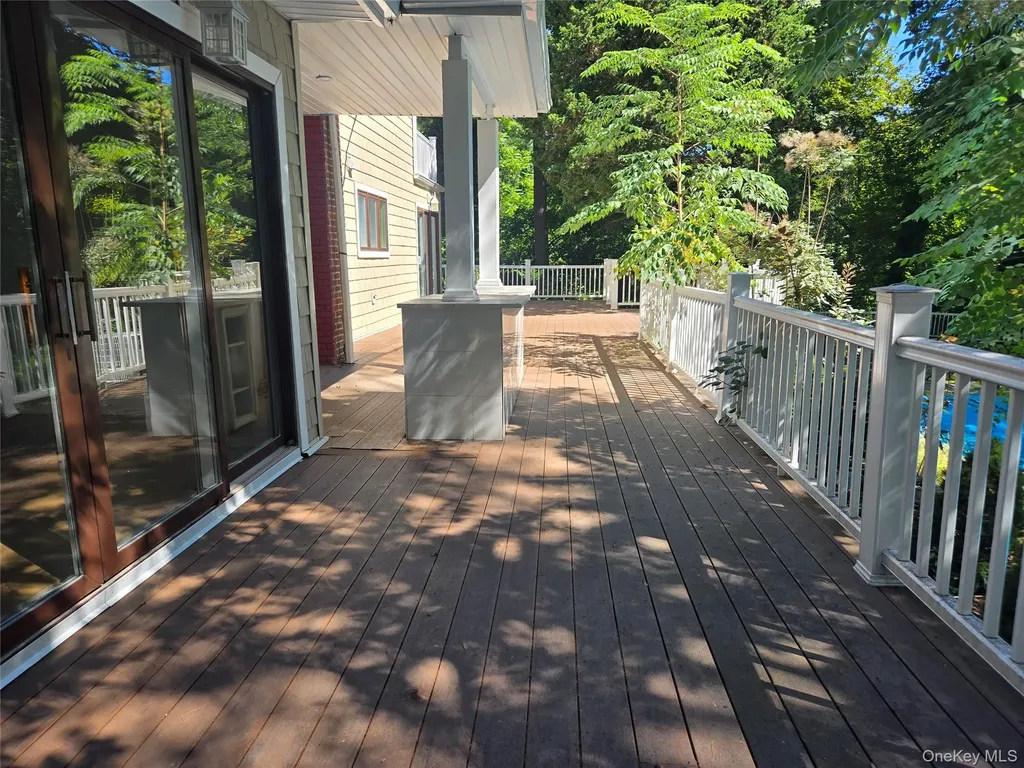 32 Valley Road Old Westbury NY 11568