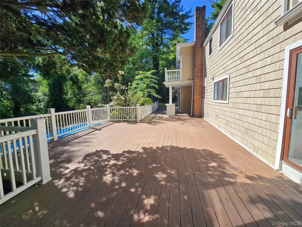 32 Valley Road Old Westbury NY 11568