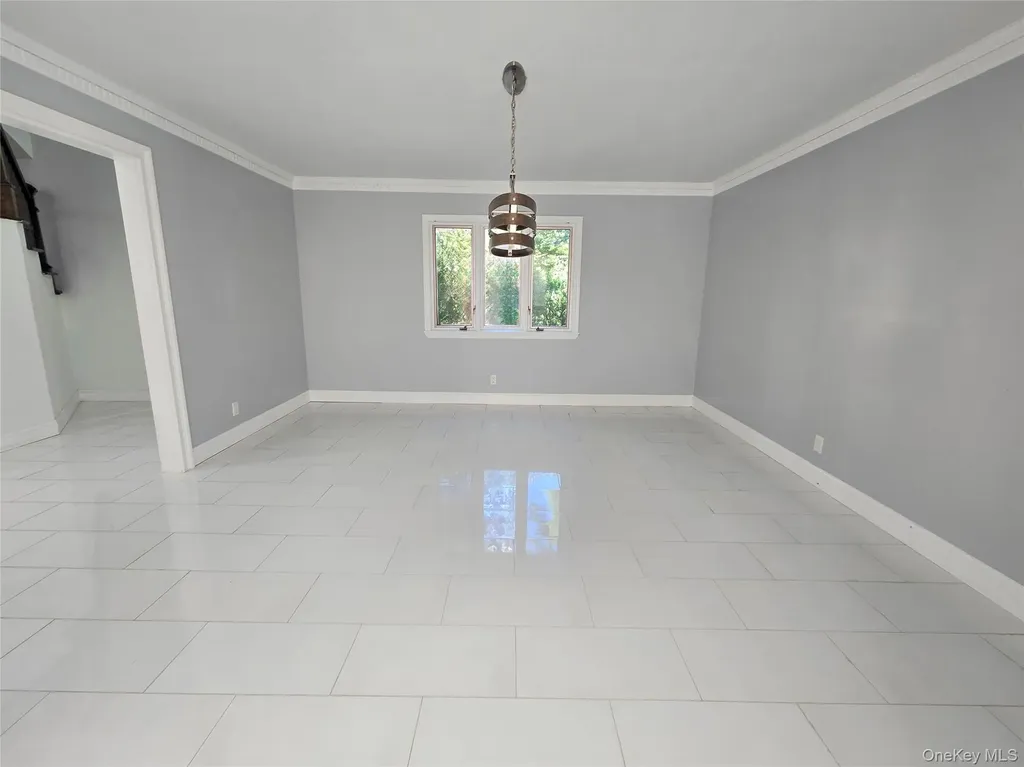32 Valley Road Old Westbury NY 11568