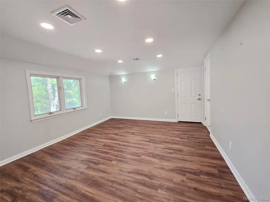 32 Valley Road Old Westbury NY 11568