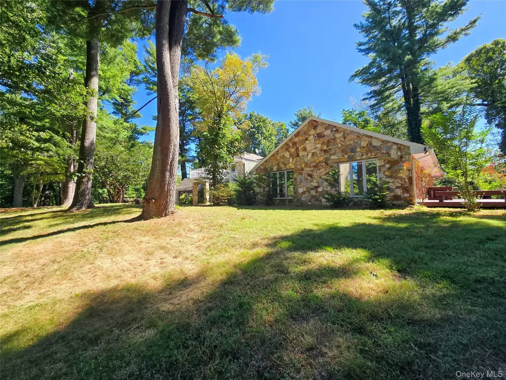 32 Valley Road Old Westbury NY 11568