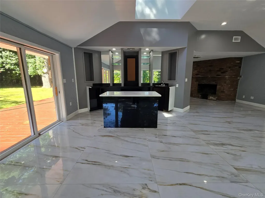32 Valley Road Old Westbury NY 11568
