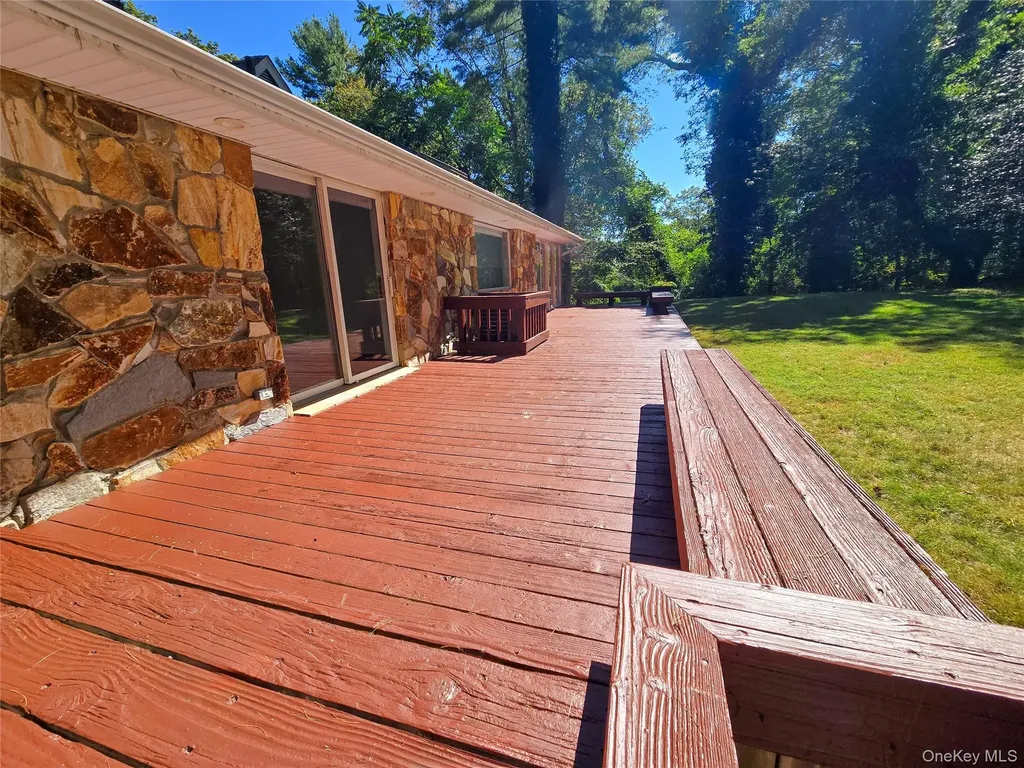 32 Valley Road Old Westbury NY 11568