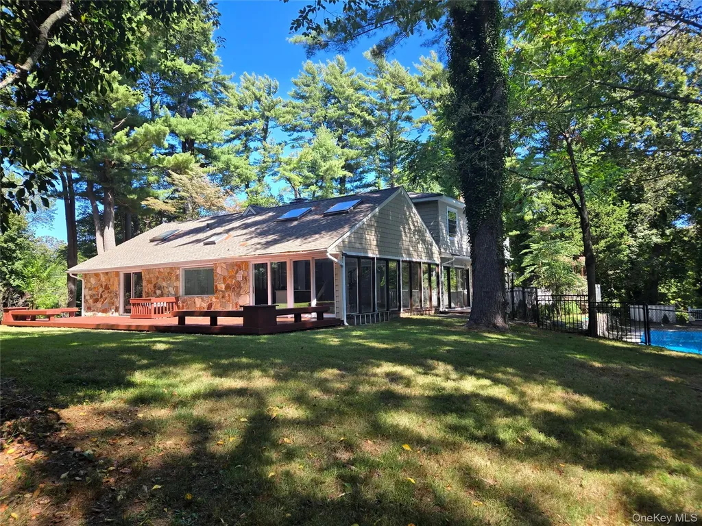 32 Valley Road Old Westbury NY 11568