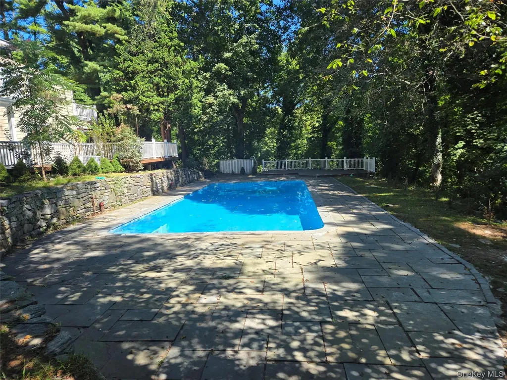 32 Valley Road Old Westbury NY 11568
