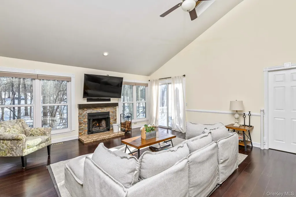 Manorville NY 11949