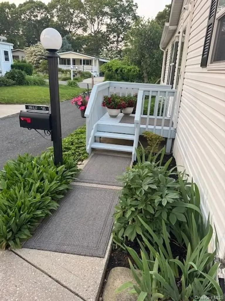 1661 Old Country Road Riverhead NY 11901