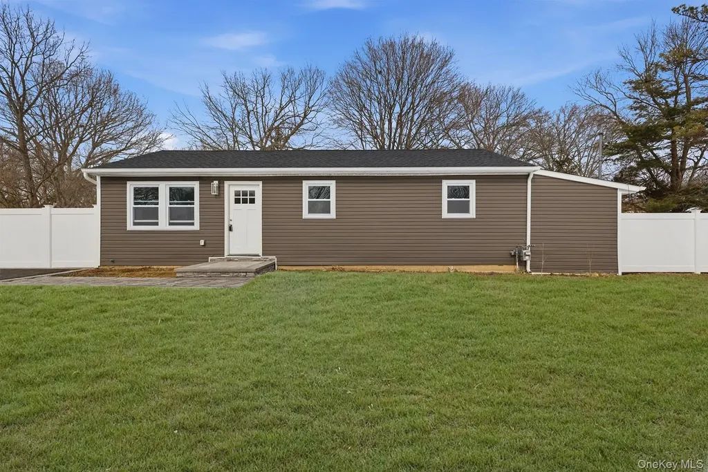 39 E Oakdale Street Bay Shore NY 11706