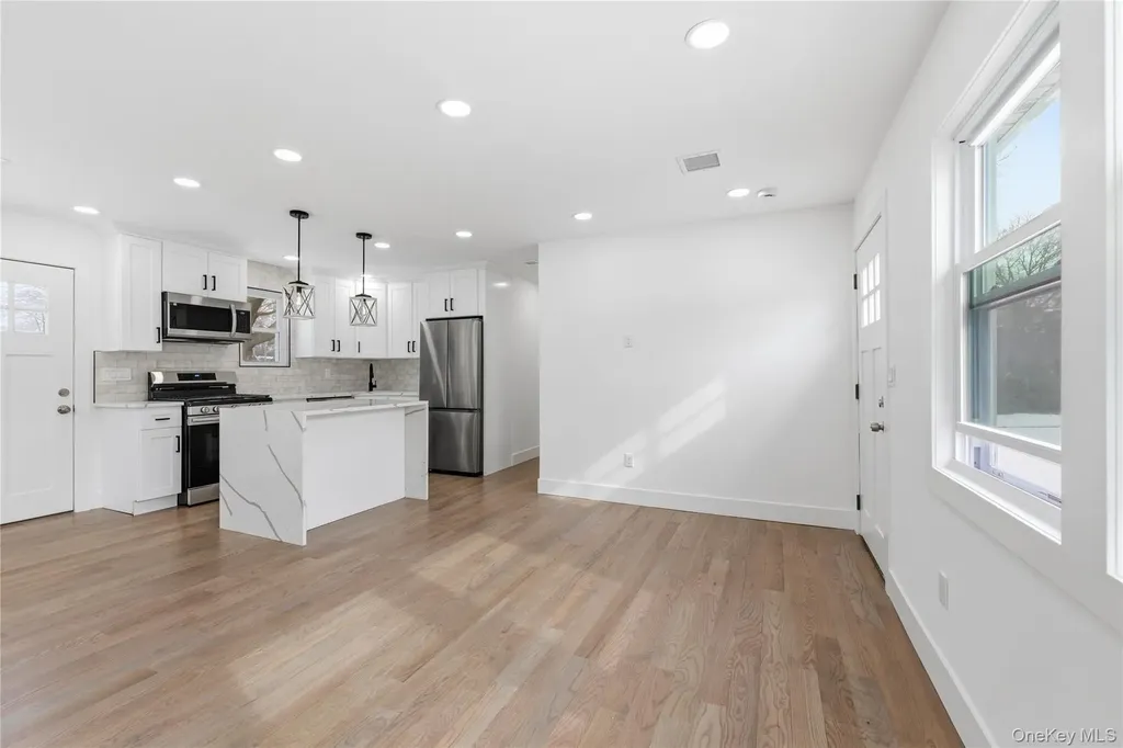 39 E Oakdale Street Bay Shore NY 11706