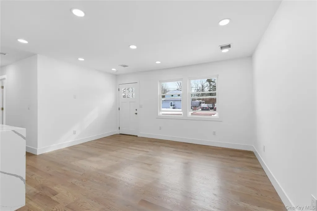 39 E Oakdale Street Bay Shore NY 11706