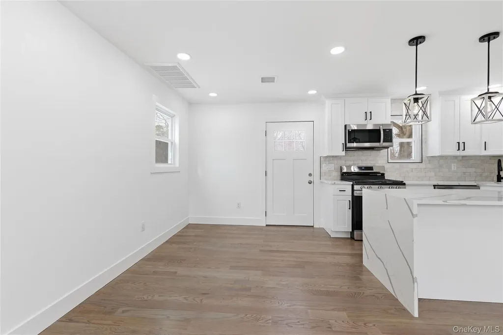 39 E Oakdale Street Bay Shore NY 11706
